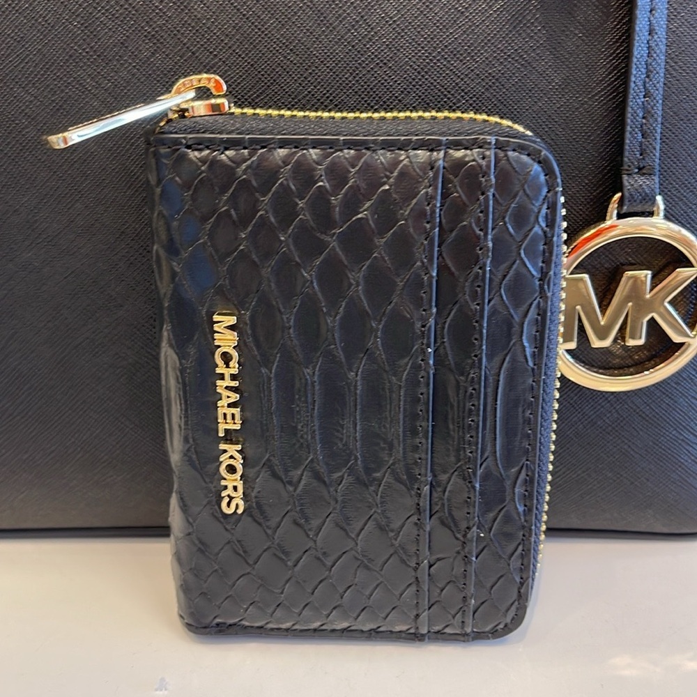 Michael Kors Women Medium Zip Around Card Case Coin Pouch Wallet Black 
NWT